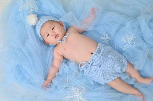 云梦孕妇在家站着分娩